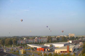 R0017375 balonnen uitzicht over Leeuwarden